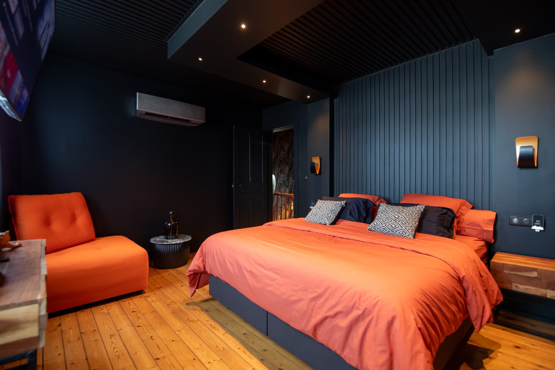 Chambre de L'Échappée : lit 180 × 200 cm, linge terracotta et murs bleu nuit